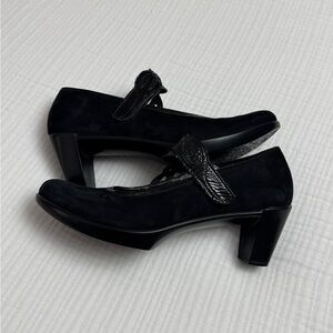 Naot Luma Mary Jane Heels Womens Size 40.5  Black Nubuck Suede Chunky Heels